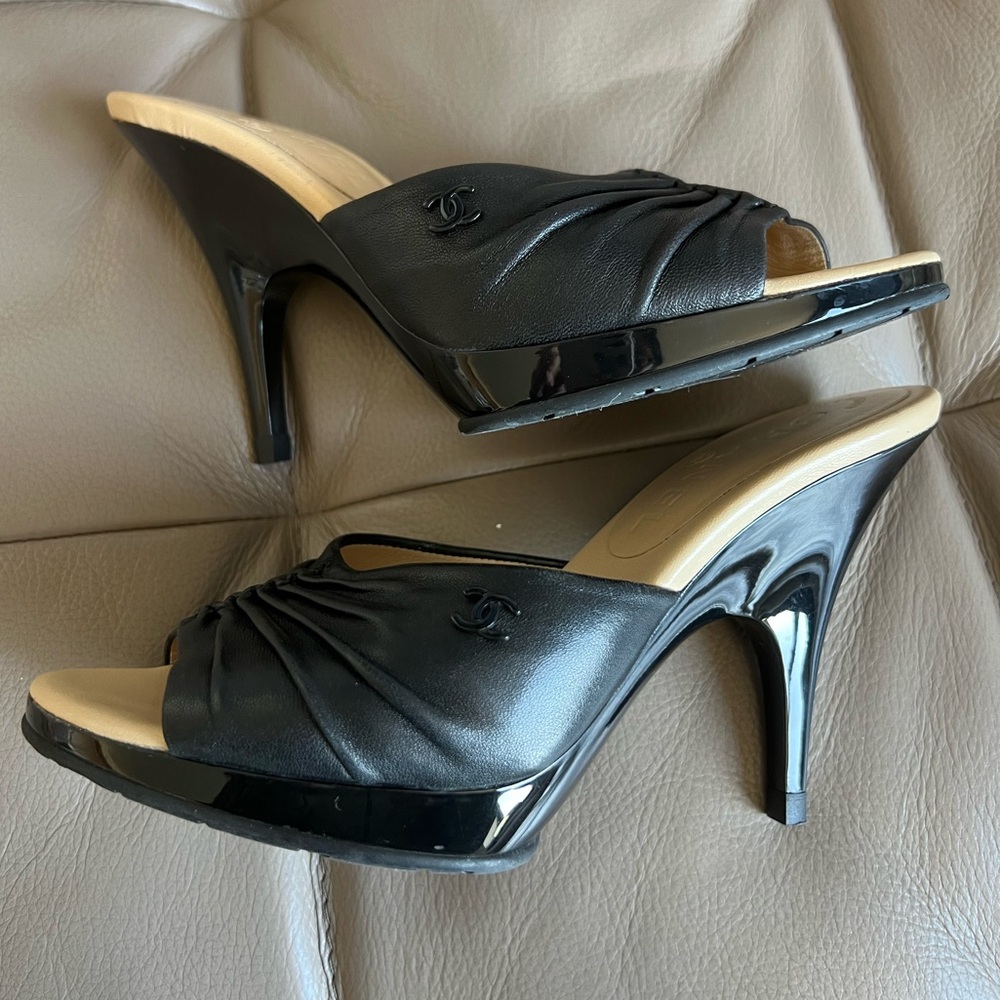 CHANEL CC Black Logo Lambskin Leather Platform Heels Pumps Size 4.5